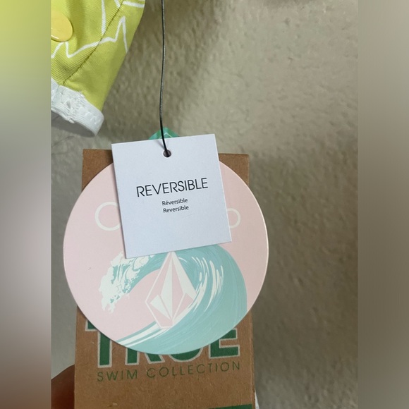 Volcom swimsuit reversible top - Picture 7 of 7